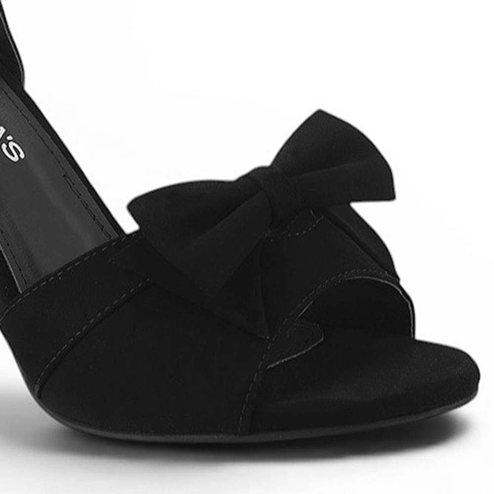 detalle del material buck en la zapatilla negra con moño de mujer