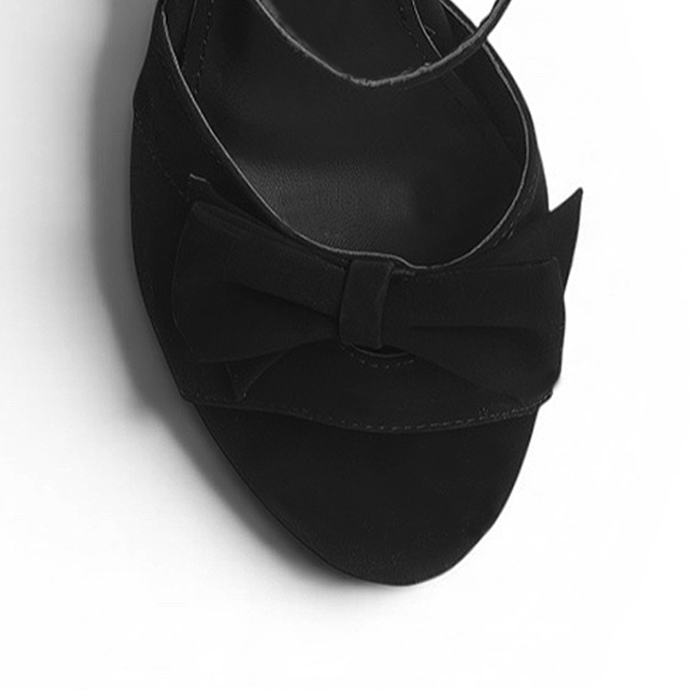 vista del detalle del moño negro en zapatilla de tacon para mujer