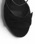 vista del detalle del moño negro en zapatilla de tacon para mujer