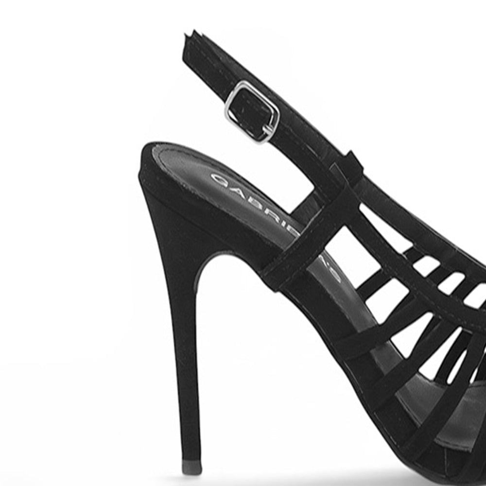 vista trasera de la zapatilla negra con tacon delgado para mujer