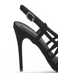 vista trasera de la zapatilla negra con tacon delgado para mujer