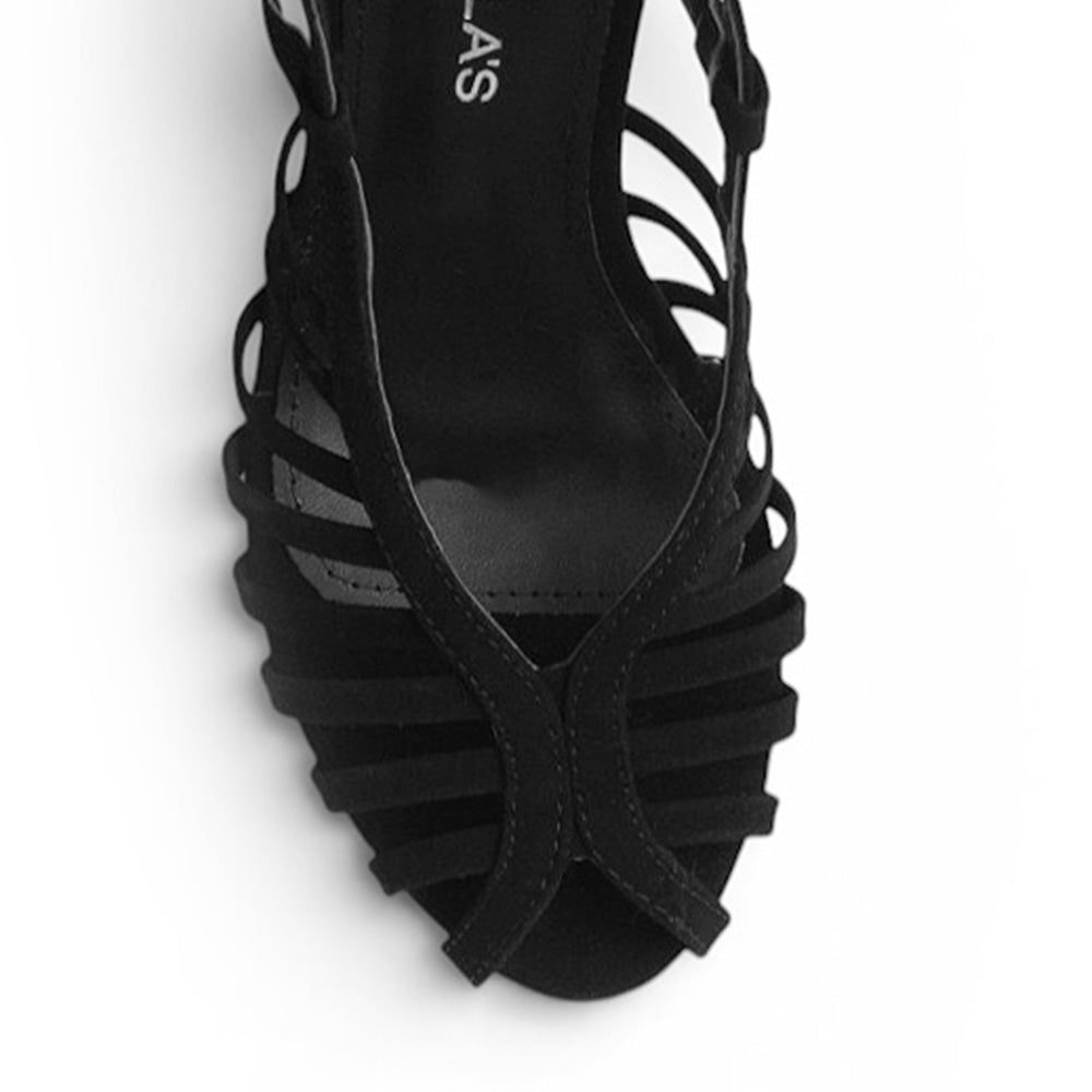 vista del detalle en las tiras de la zapatilla negra de mujer