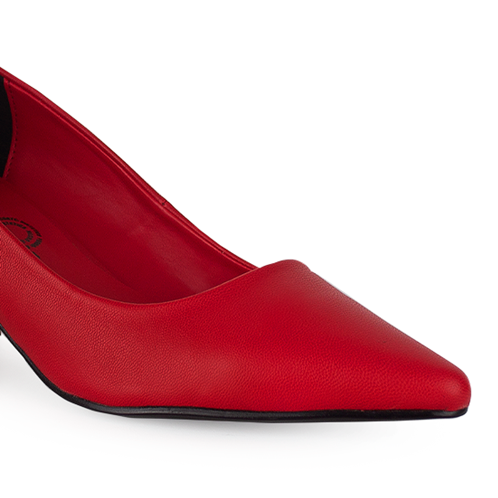Vista a detalle de zapatilla puntal tipo stiletto para mujer en color rojo