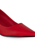 Vista a detalle de zapatilla puntal tipo stiletto para mujer en color rojo