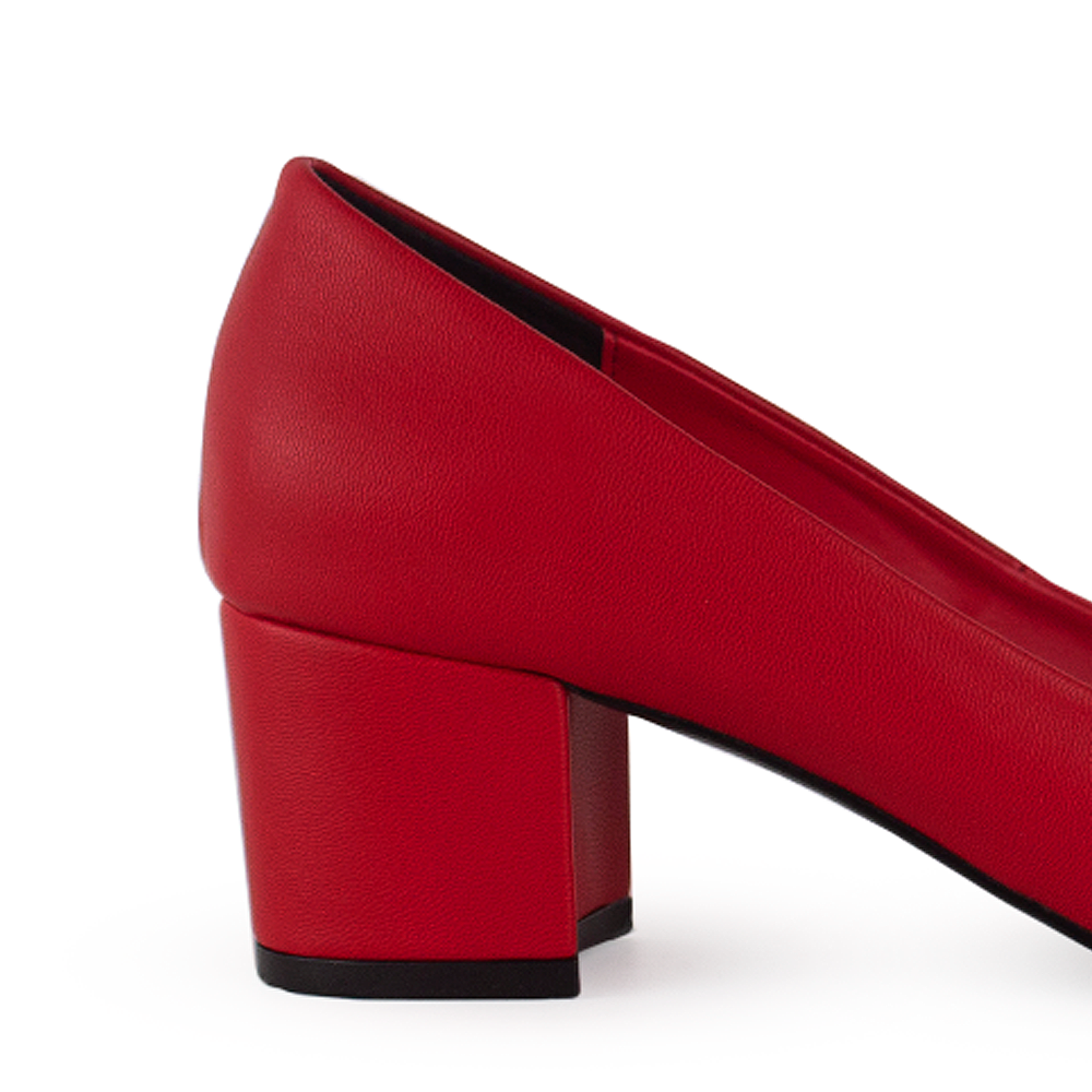 Vista trasera de tacón bajo de 5cm en zapatilla roja para mujer