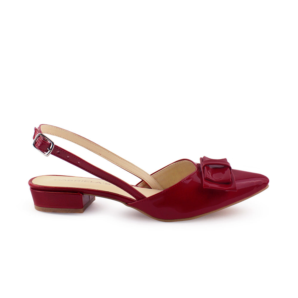 Vista lateral de zapatilla roja para mujer con moño y tacón bajo de 3cm
