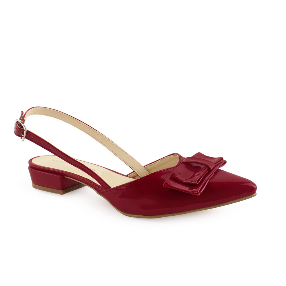 Vista diagonal de zapatilla para mujer con moño y tacón bajo de 3cm en color rojo
