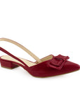 Vista diagonal de zapatilla para mujer con moño y tacón bajo de 3cm en color rojo