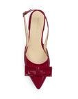 Vista superior de zapatilla roja puntal para mujer con moño 
