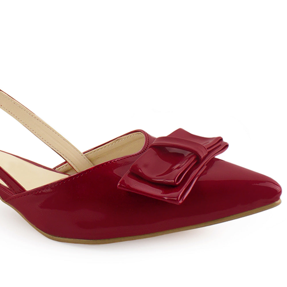 Vista a detalle de moño en zapatilla roja para mujer 