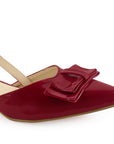 Vista a detalle de moño en zapatilla roja para mujer 