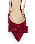 Vista de material charol en zapatilla para mujer con moño color rojo