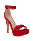 Vista diagonal de zapatilla roja con hebilla para mujer 
