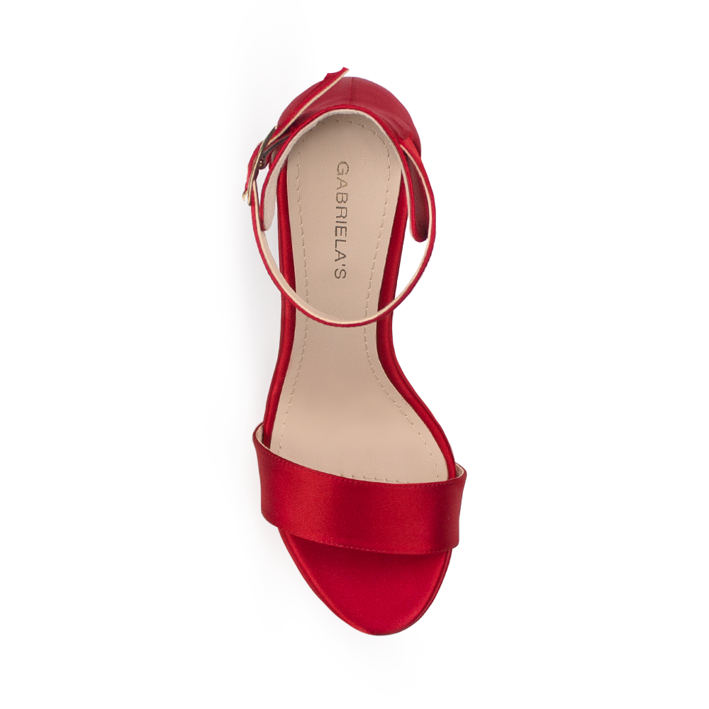 Vista superior de zapatilla color rojo con tacon alto para mujer
