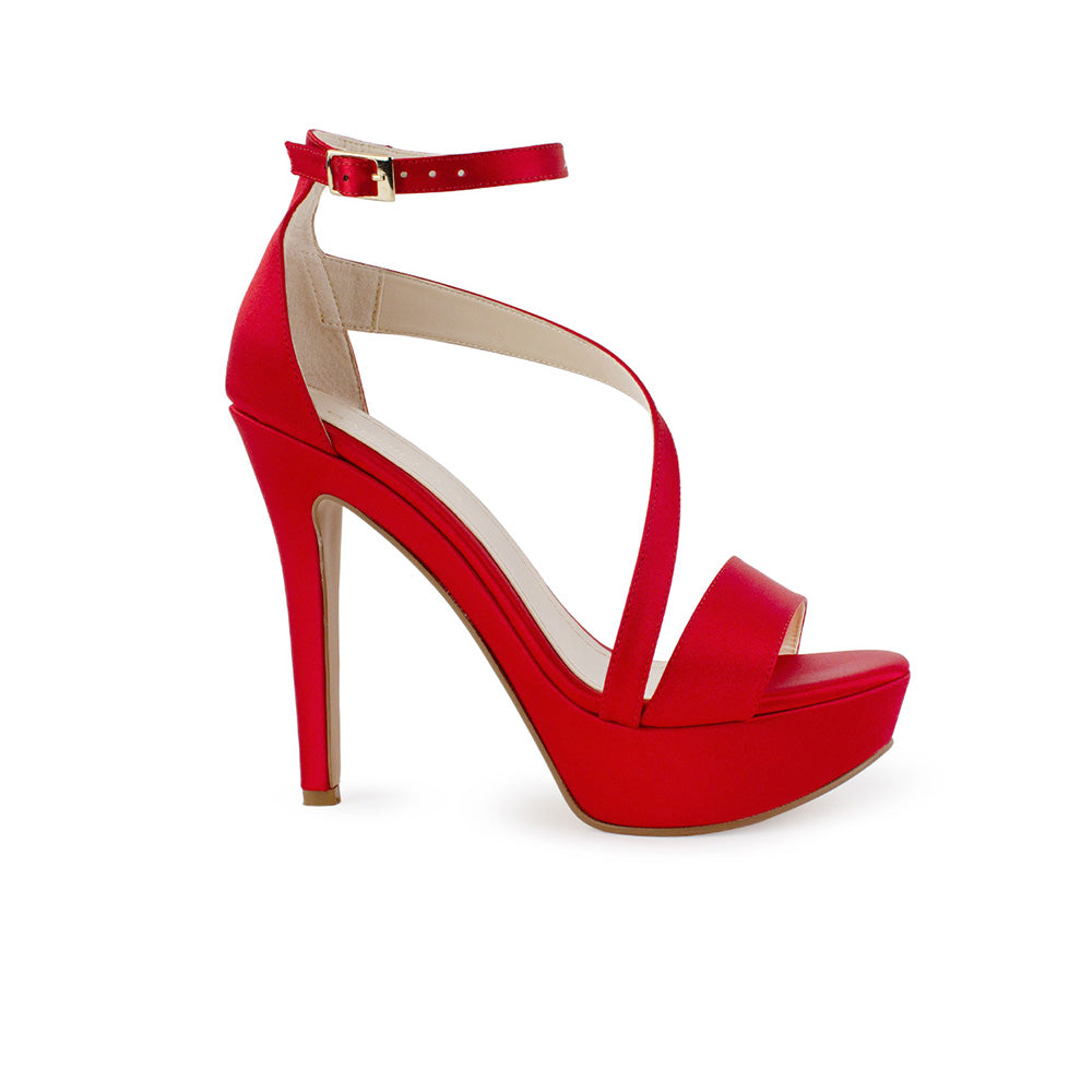 Vista lateral de zapatilla roja para mujer con tacon alto