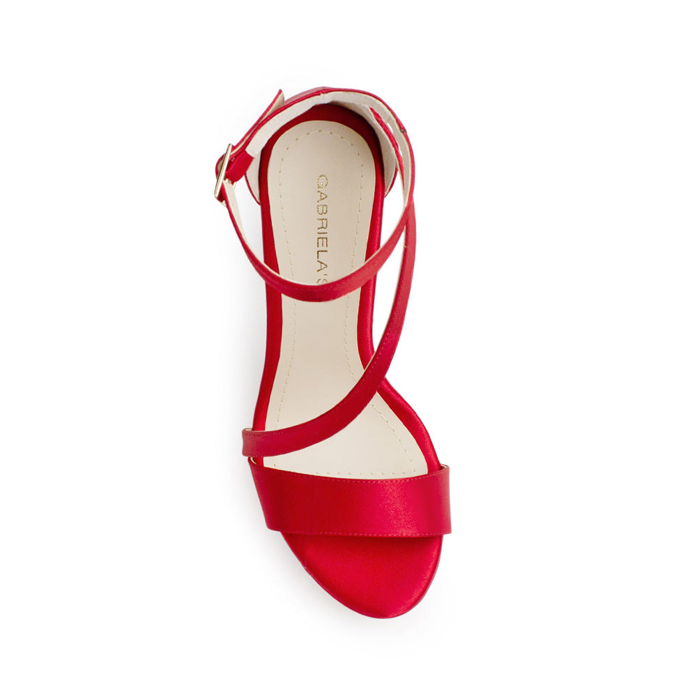 Vista superior de zapatilla roja con tira cruzada para mujer