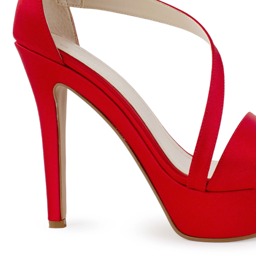 Vista trasera de zapatilla roja con tacon delgado alto para mujer