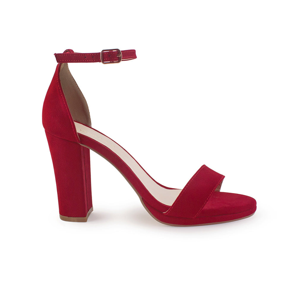 Vista diagonal de zapatilla roja con tacón tipo bloque de 10cm y pulsera para mujer