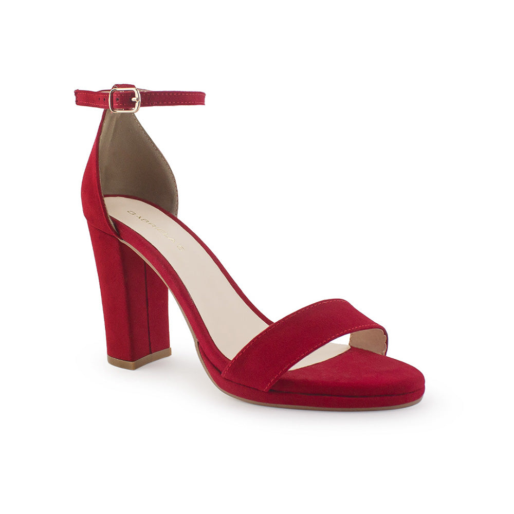 Vista diagonal de zapatilla roja con tacón tipo bloque de 10cm y pulsera para mujer