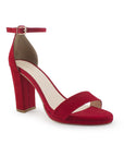 Vista diagonal de zapatilla roja con tacón tipo bloque de 10cm y pulsera para mujer