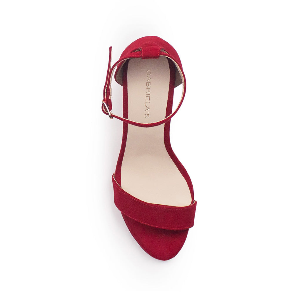 Vista superior de zapatilla con pulsera para mujer en color rojo