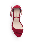 Vista superior de zapatilla con pulsera para mujer en color rojo