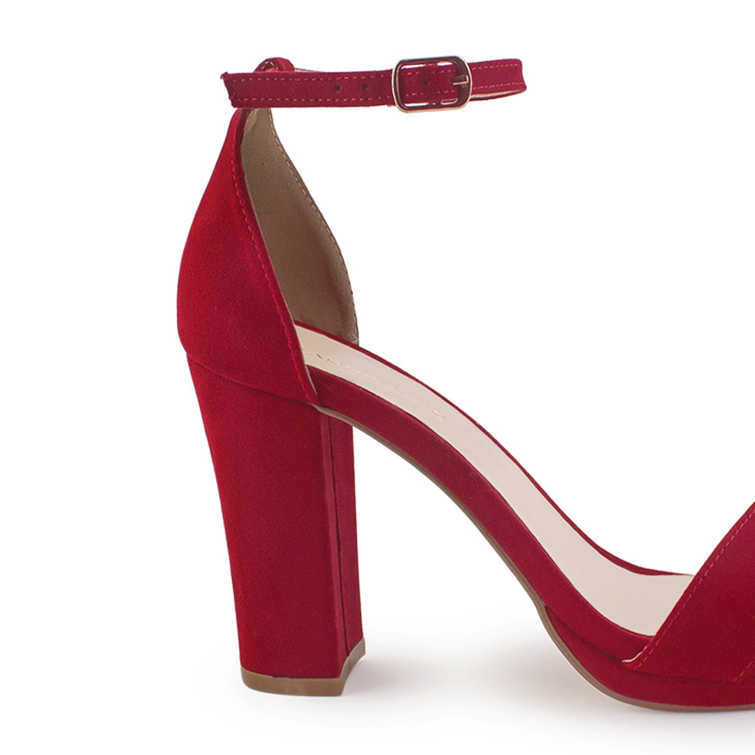 Vista trasera de zapatilla para mujer color rojo con pulsera y tacón medio de 10cm