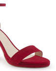 Vista a detalle de zapatilla roja para mujer 
