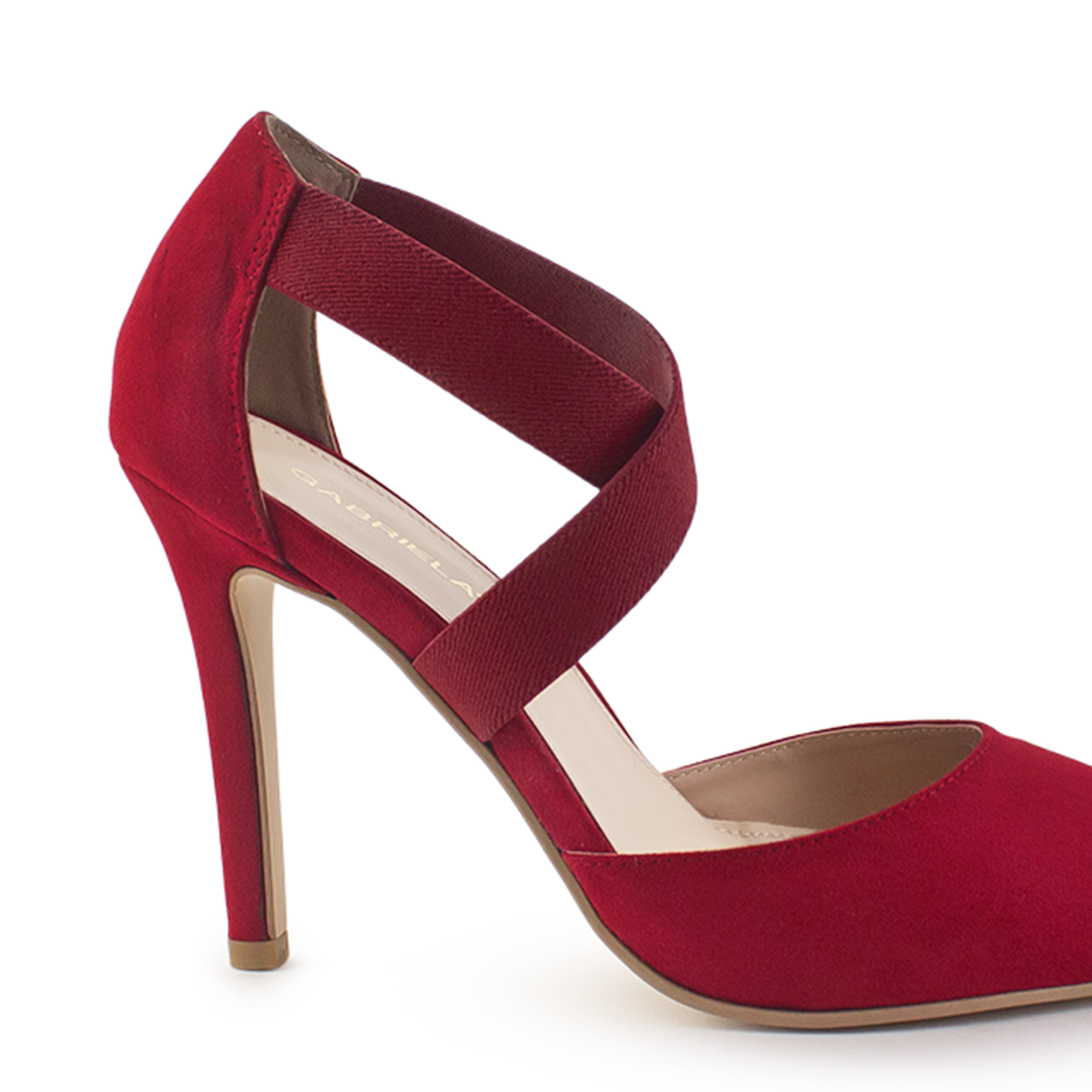 Vista trasera de zapatilla roja para mujer con tacon delgado medio