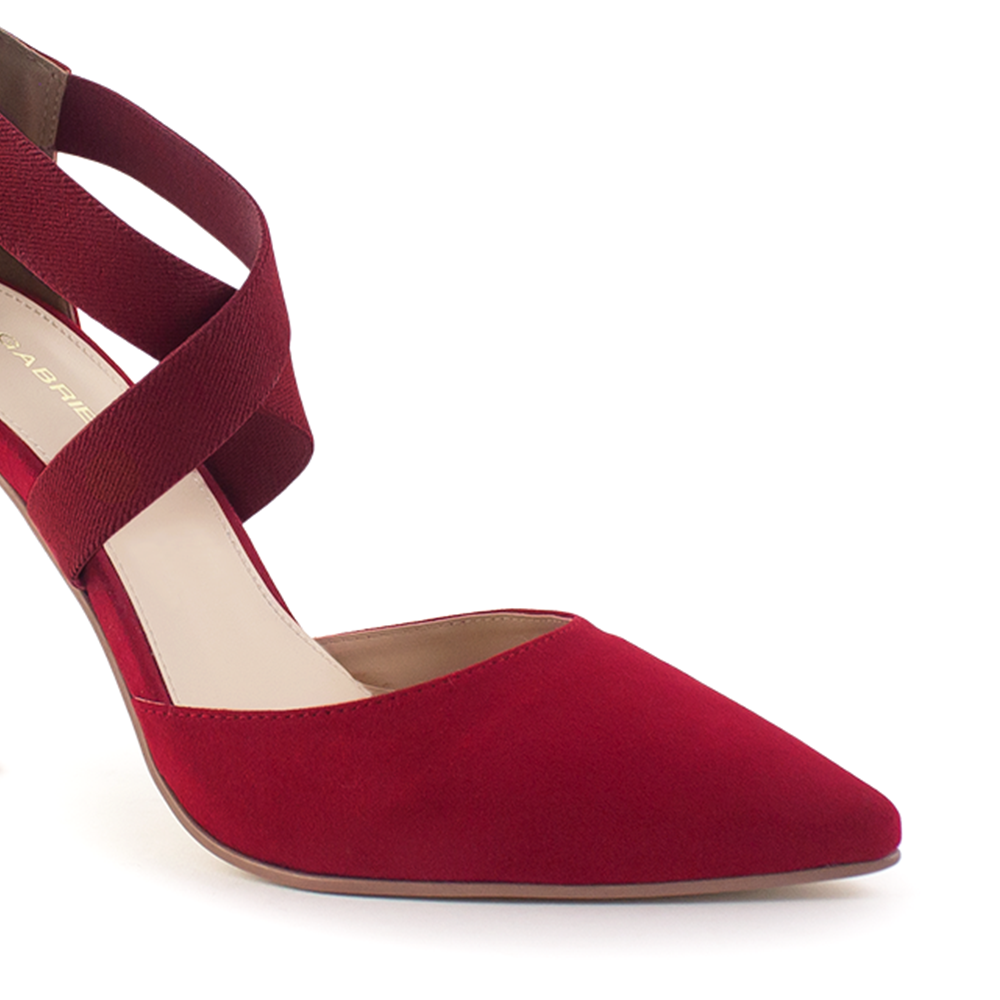 Detalle de material durazno de zapatilla roja para mujer