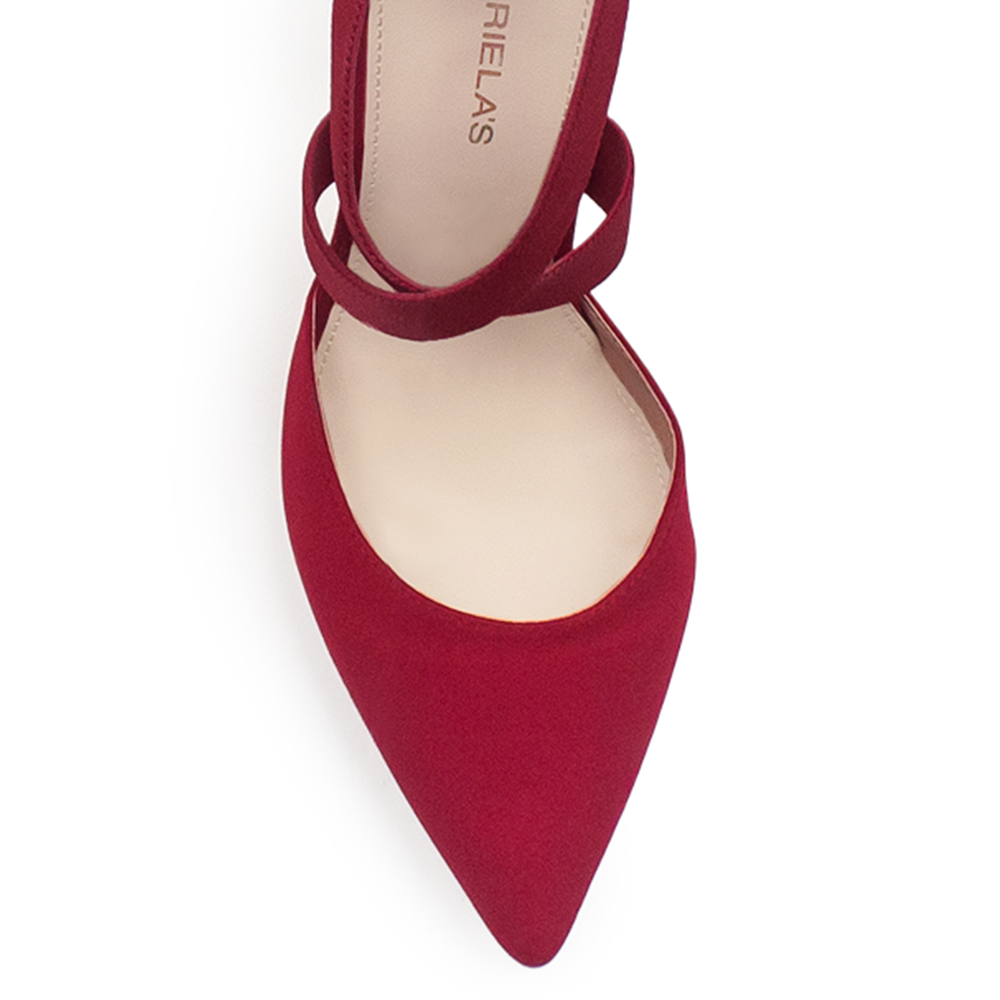 Detalle de material durazno de zapatilla roja para mujer