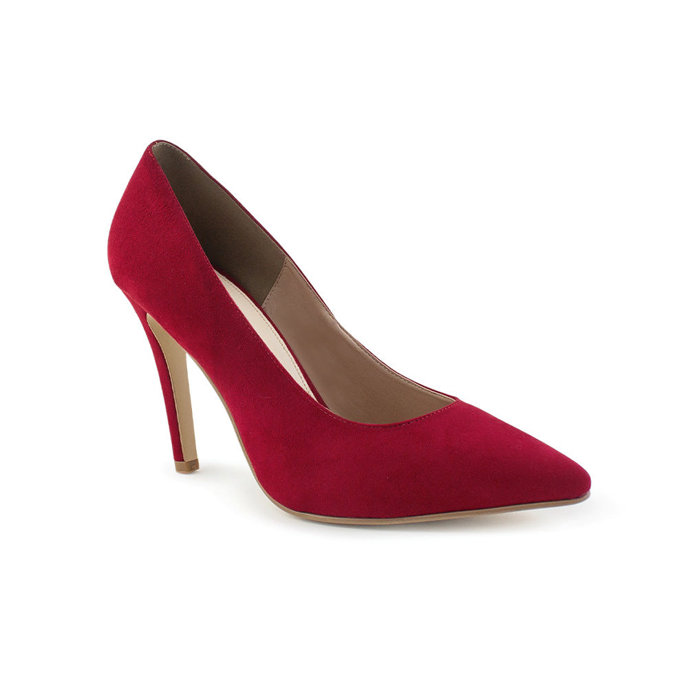 Vista diagonal de zapatilla roja con tacón delgado para mujer