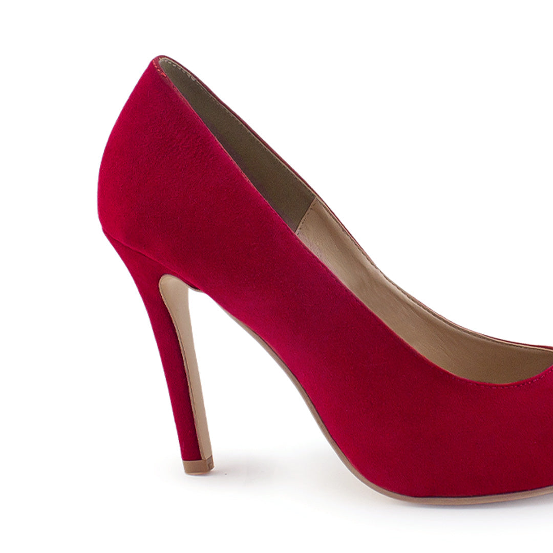 Vista trasera de zapatilla roja con tacón delgado de 10cm.