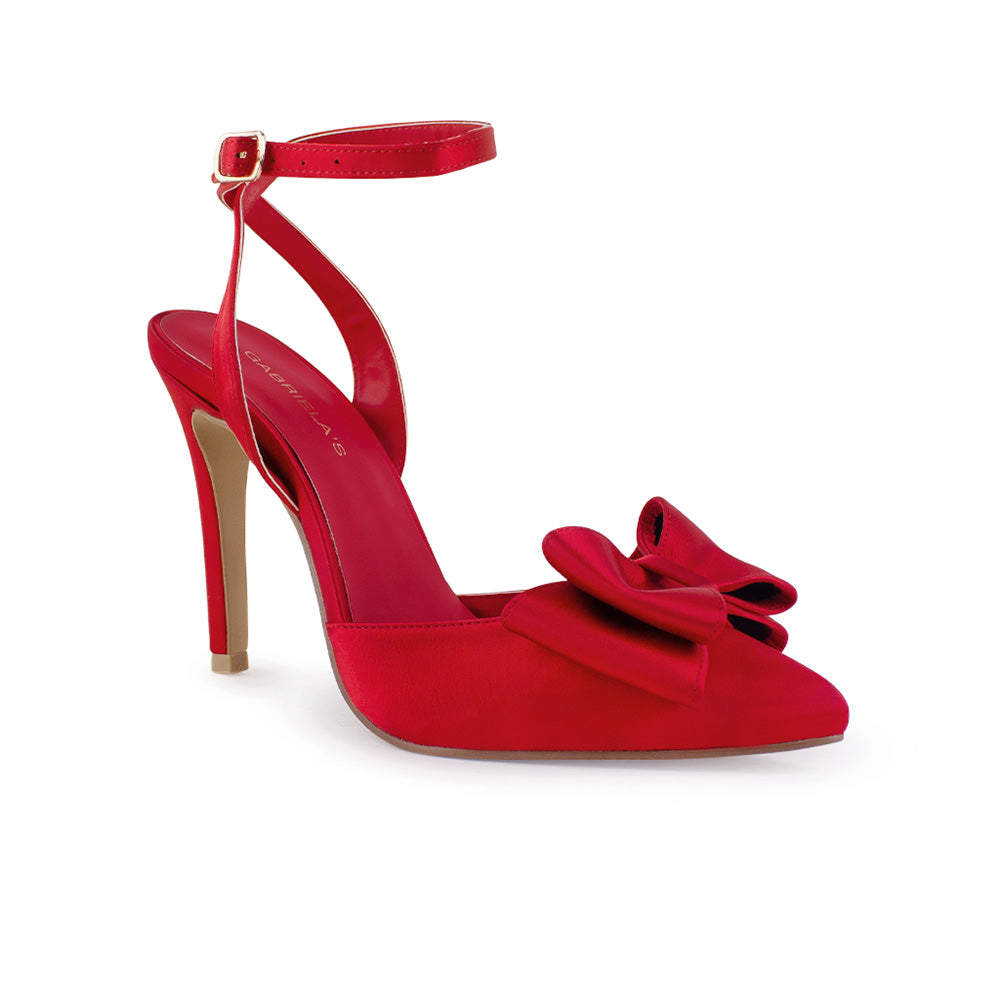 Vista lateral de zapatilla puntal para mujer con pulsera, moño y tacón alto 11cm en color rojo 