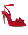 Vista lateral de zapatilla puntal para mujer con pulsera, moño y tacón alto 11cm en color rojo 