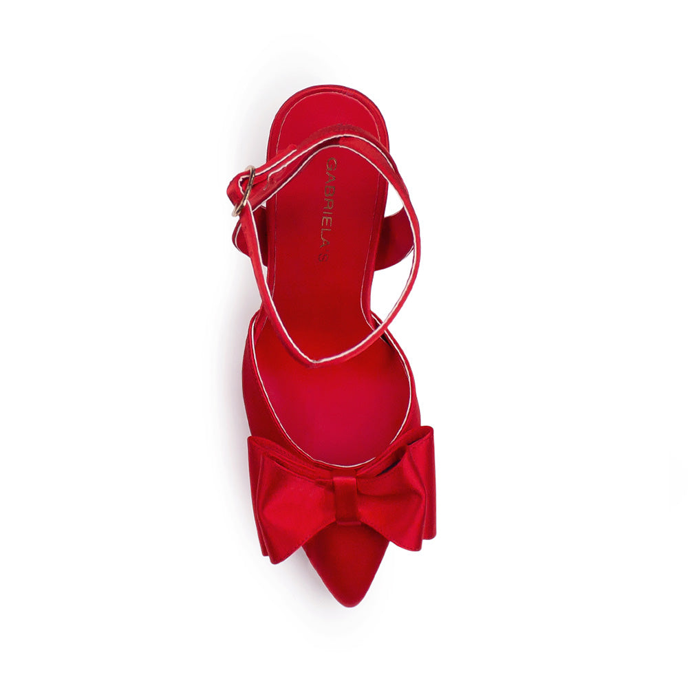 Vista superior de zapatilla roja para mujer puntal con moño y pulsera