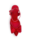 Vista superior de zapatilla roja para mujer puntal con moño y pulsera