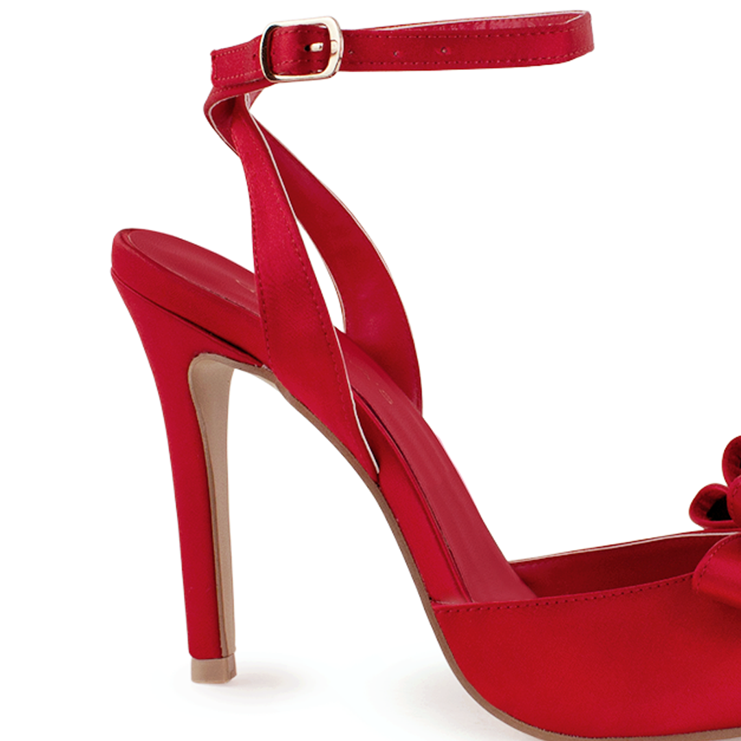 Vista a detalle de tacón delgado 11cm en zapatilla roja para mujer puntal con moño
