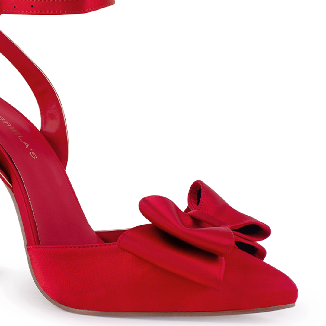 Vista a detalle de material shantung en zapatilla roja para mujer con pulsera, moño y tacón alto de 11cm