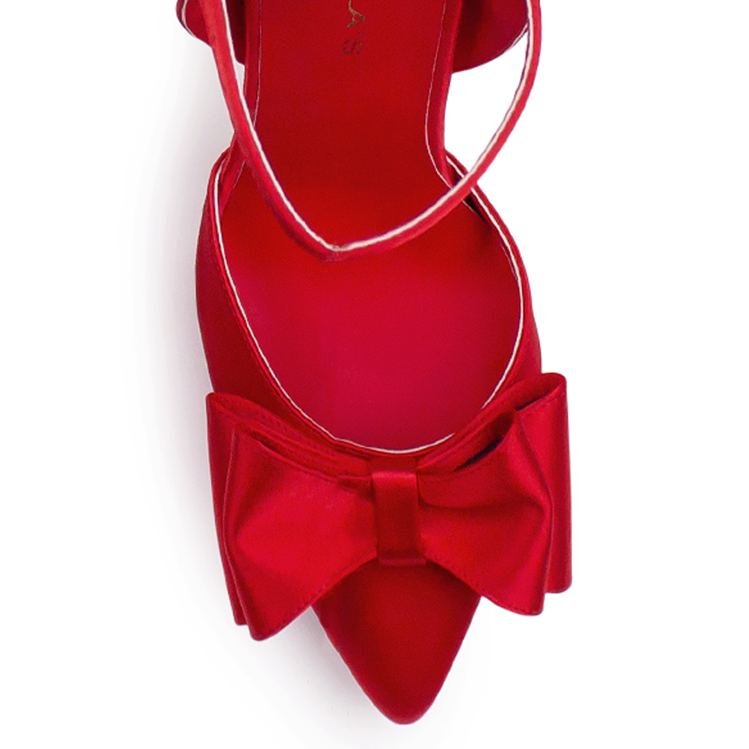 Vista a detalle de moño elegante en zapatilla tipo stiletto para mujer en color rojo con tacón delgado
