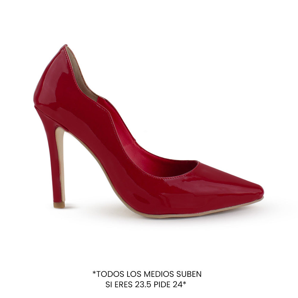 Vista lateral de zapatillas rojas para mujer puntales con tacón delgado 10cm