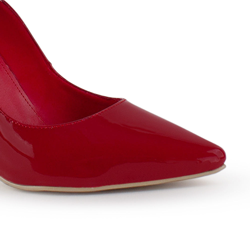 Vista a detalle de zapatilla puntal para mujer en color rojo con tacón delgado 10cm