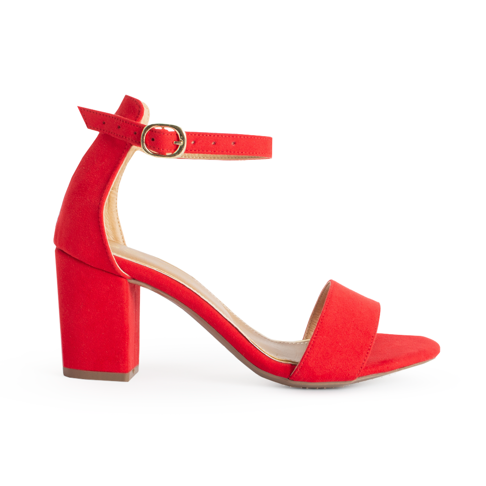 Vista lateral de zapatilla roja para mujer con pulsera y tacón bajo