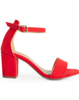 Vista lateral de zapatilla roja para mujer con pulsera y tacón bajo
