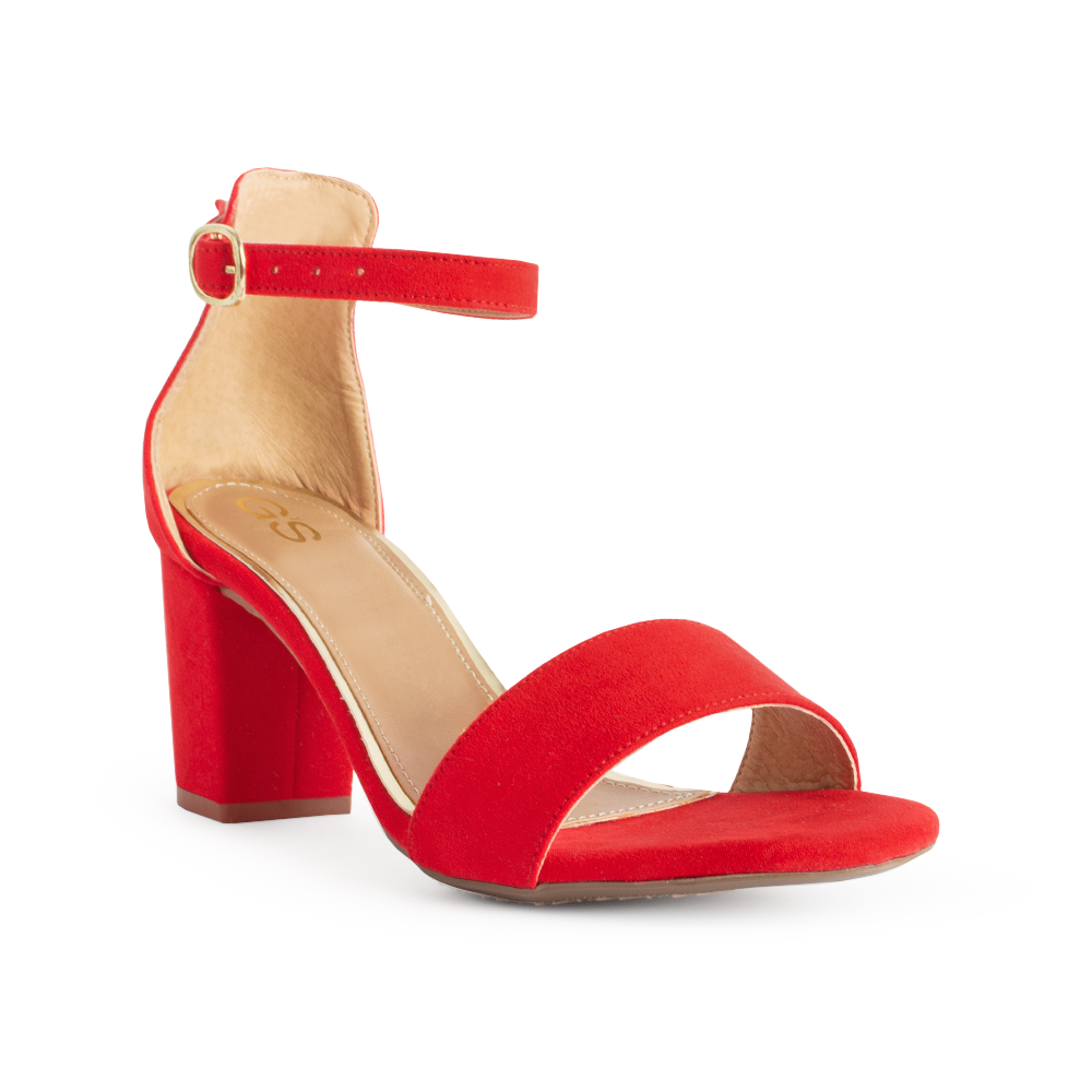 Vista diagonal de zapatilla roja para mujer con pulsera y tacón bajo