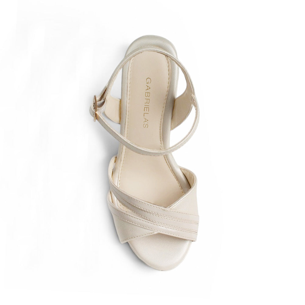 vista superior de zapatillas beige de mujer con pulsera 