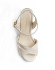 vista superior de zapatillas beige de mujer con pulsera 