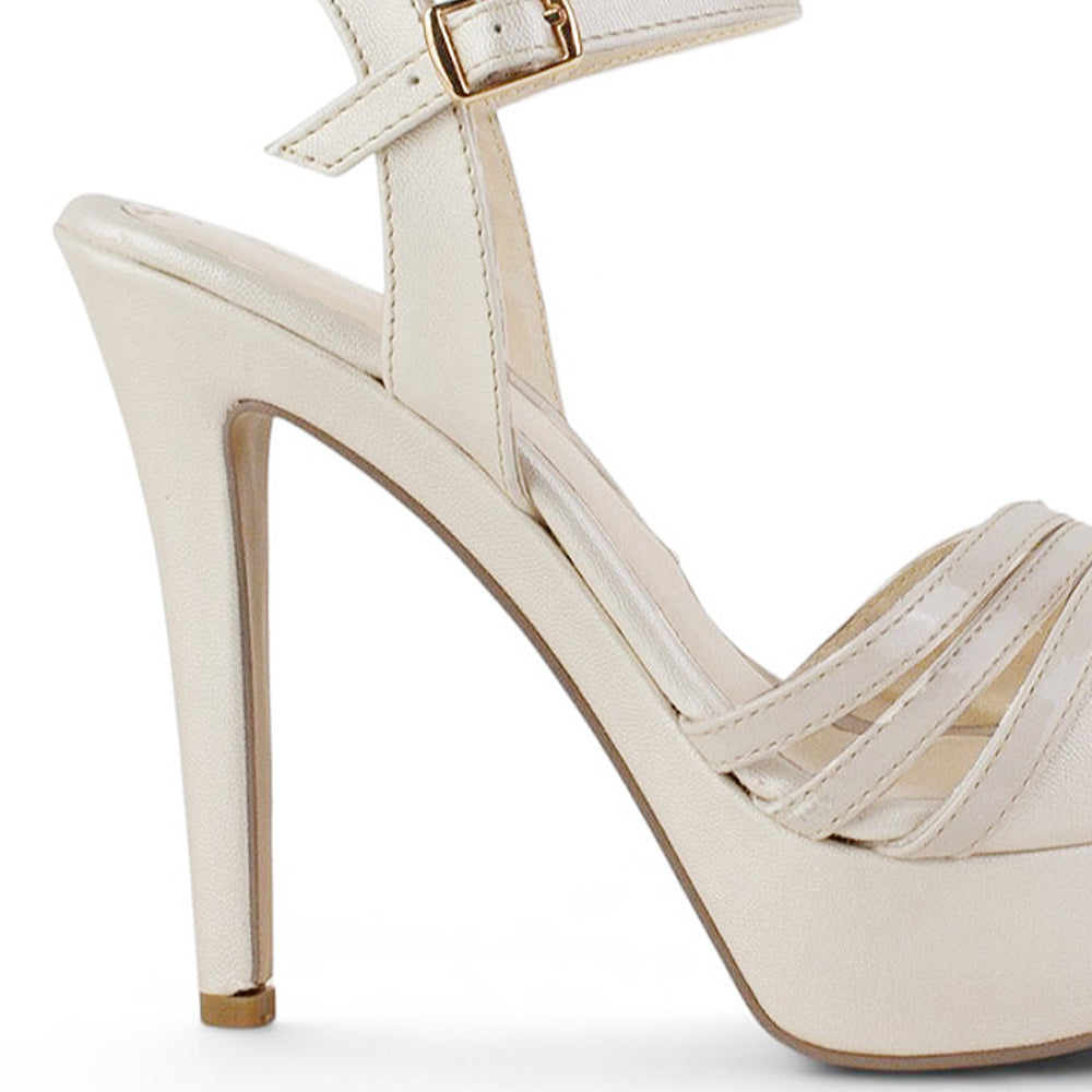 vista trasera de tacon delgado en las zapatillas beige de mujer 