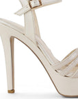 vista trasera de tacon delgado en las zapatillas beige de mujer 