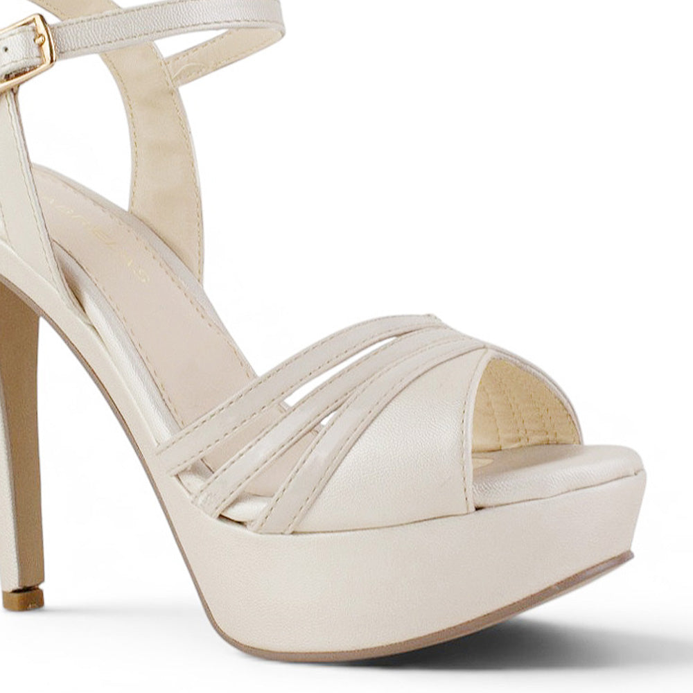 vista del material cabra en zapatillas beige de mujer